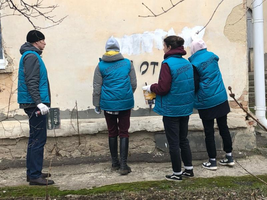 13 запрещенных надписей с информацией о наркотиках устранила молодежь Волгодонска