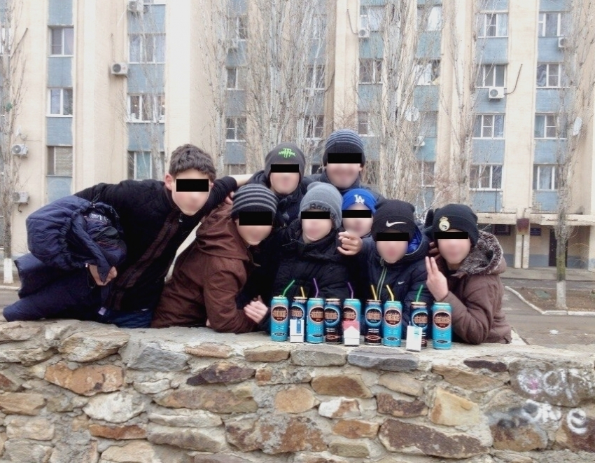 Волгодонские школьники сделали коллективную фотографию с банками «Страйка» и сигаретными пачками