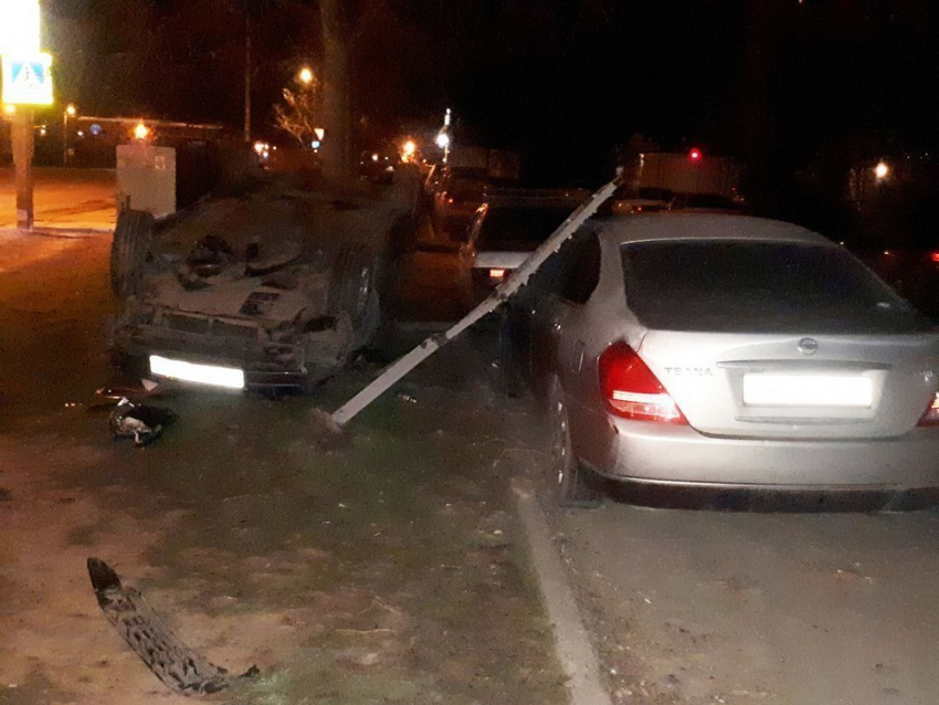 24-летний водитель «Лады Приоры» разбил две машины и снес рекламный щит во время ночных гонок Волгодонску 