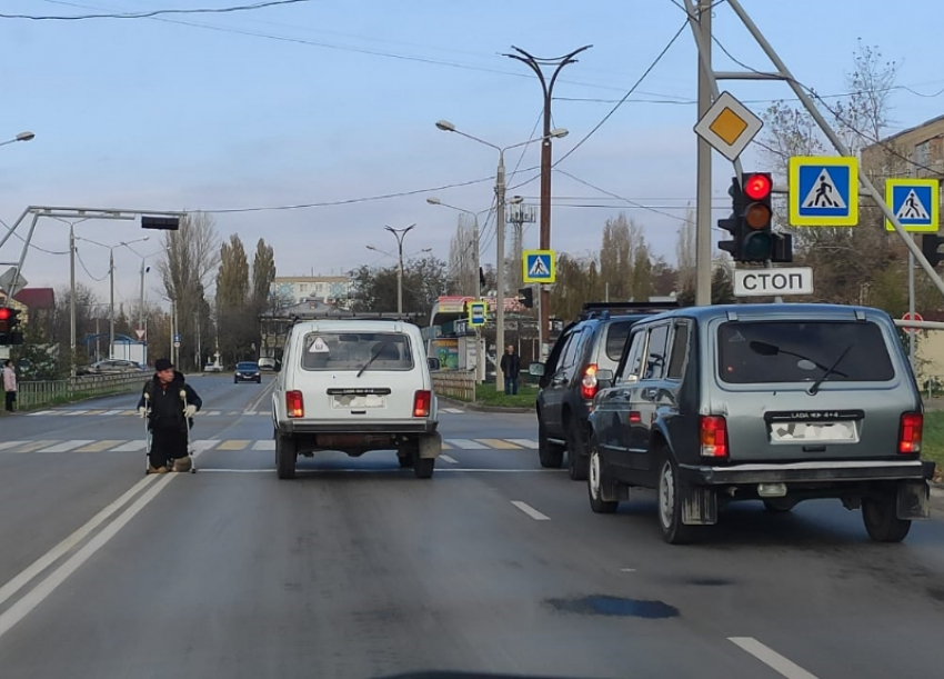 В попытке заработать инвалид без ног вышел на дорогу в районе Дзержинского