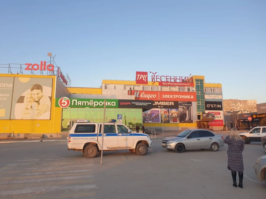 ТРЦ на Весенней в Волгодонске экстренно эвакуирован: работают кинологи с собаками