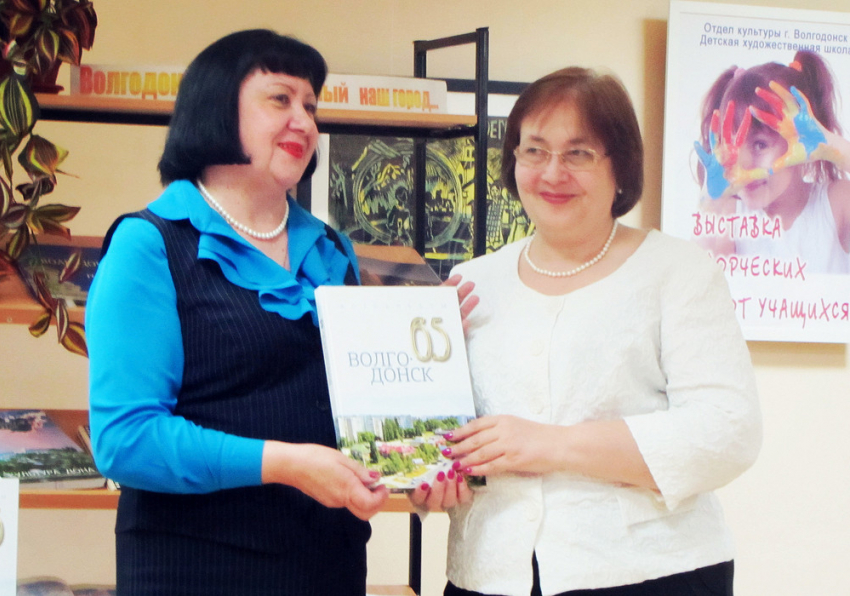 Журналистка Галина Коленкина презентовала книгу об истории Волгодонска