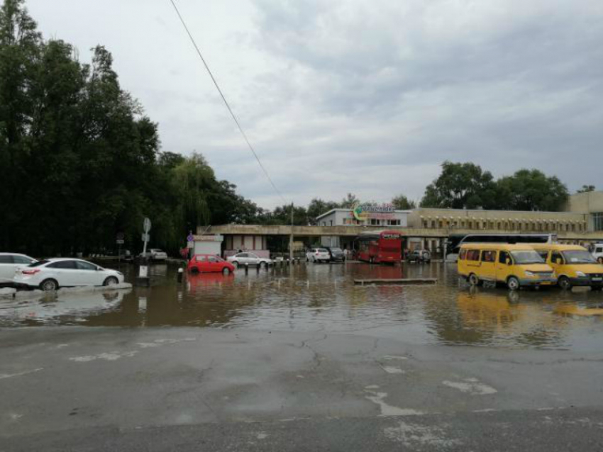 Добро пожаловать в Волгодонск: привокзальная площадь превратилась в озеро