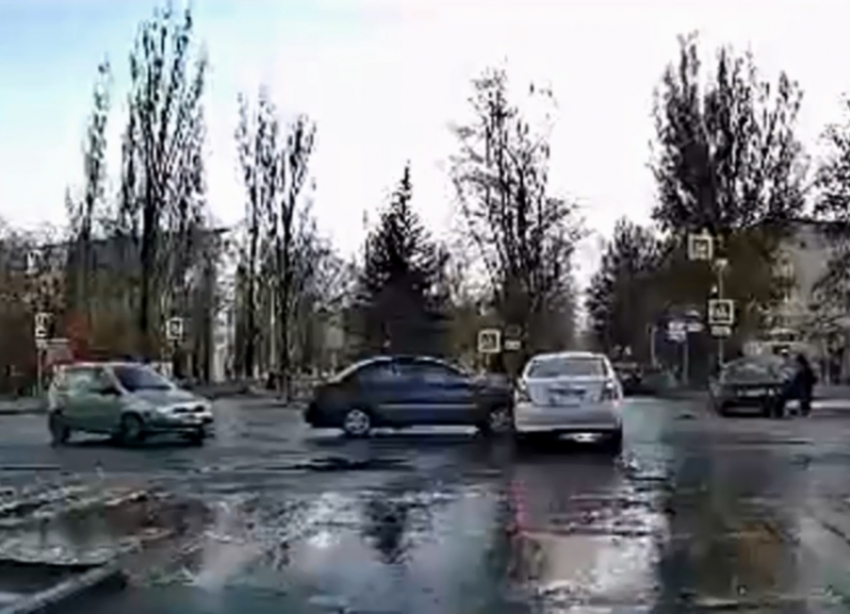 Автомобилист проигнорировал знак «Уступите дорогу» и попал в ДТП в Волгодонске