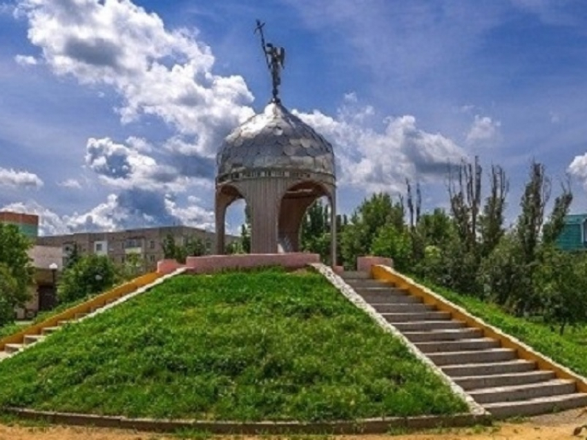 24 года назад в Волгодонске появился памятник-ротонда «Погибшим за Отечество»