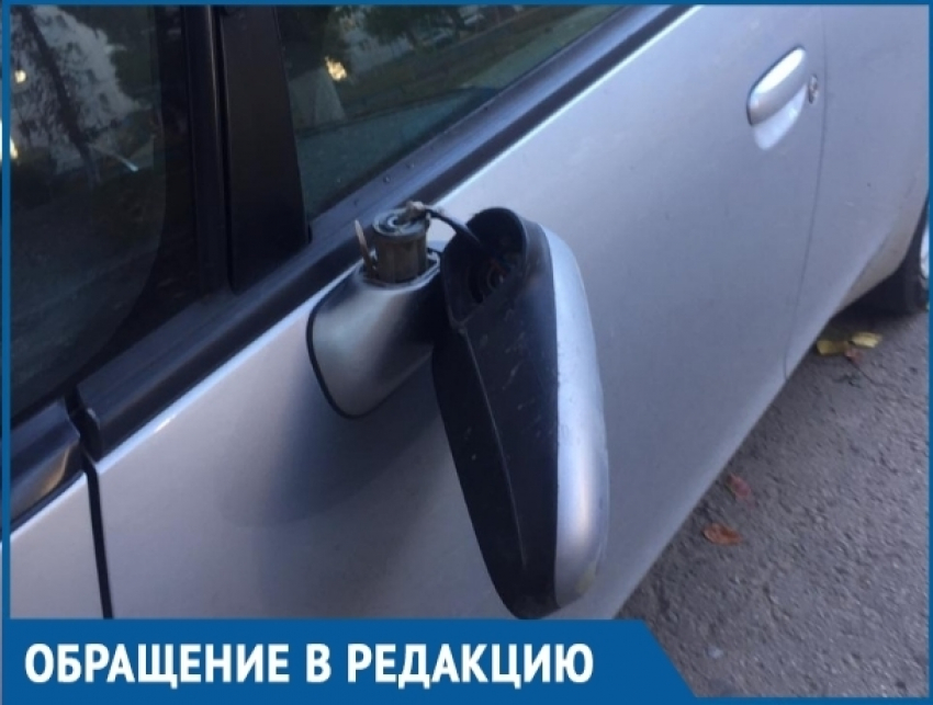 Вандалы вырывают зеркала и ломают дворники автомобилей во дворе дома по проспекту Курчатова
