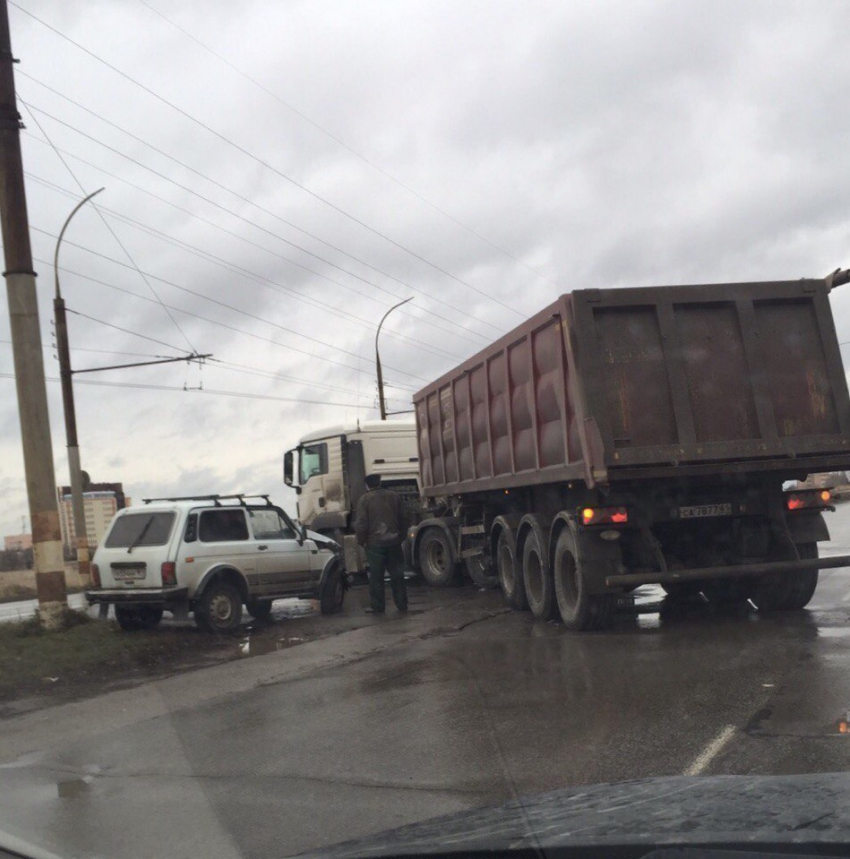 В Волгодонске на Жуковском шоссе «Нива» влетела в большегруз 