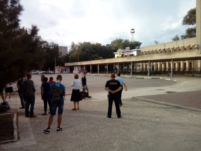 В Волгодонске оцепили вокзал из-за подозрительной сумки, оставленной мужчиной в шляпе 