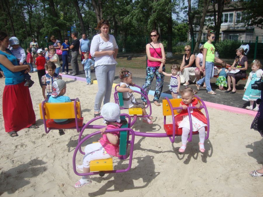 Дубовские дети отметили свой праздник на новой игровой площадке
