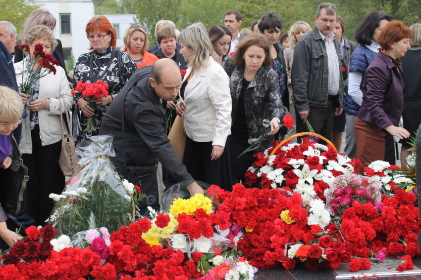 Сотни волгодонцев несут цветы к мемориалу памяти жертв теракта 1999 года