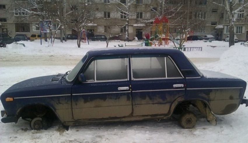 В Волгодонске молодые люди украли колеса ВАЗа
