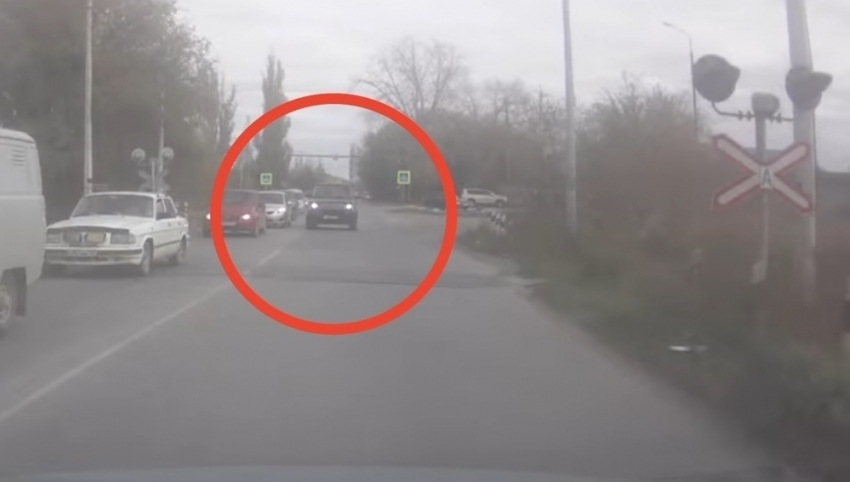 В Волгодонске водитель на Land Rover проехал по «встречке» через железнодорожный переезд