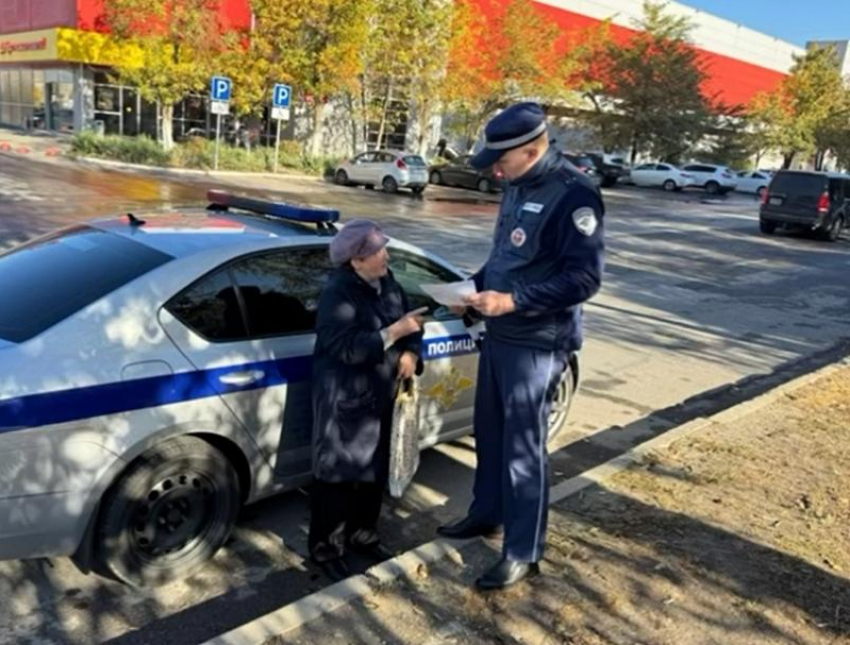 «Не будь ребенком на дороге!»: Госавтоинспекция напомнила пожилым волгодонцам правила безопасности 