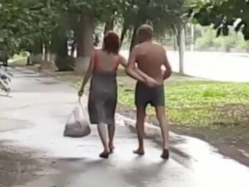 Романтичную прогулку под дождем по улицам Волгодонска устроила странная пара в неглиже