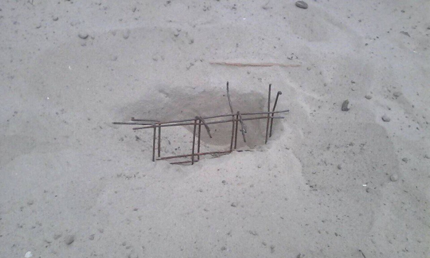 В Волгодонске на игровой площадке дети раскопали металлическую арматуру