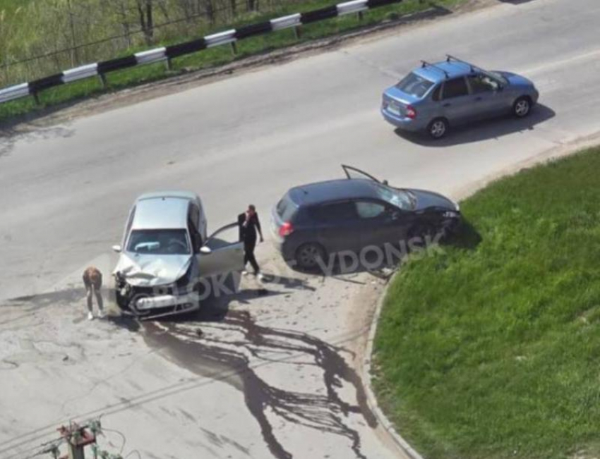 Столкновение двух иномарок привело к травмам одного из водителей