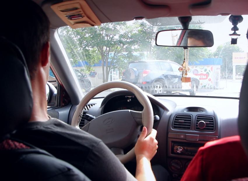 «Шашечки» на кузове, оранжевый фонарь на крыше: к водителям такси предъявили новые правила