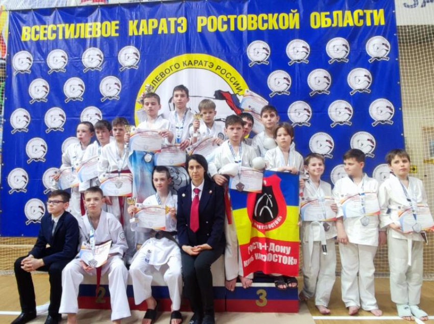 Россыпь наград завоевали волгодонские каратисты на первенстве и чемпионате региона 