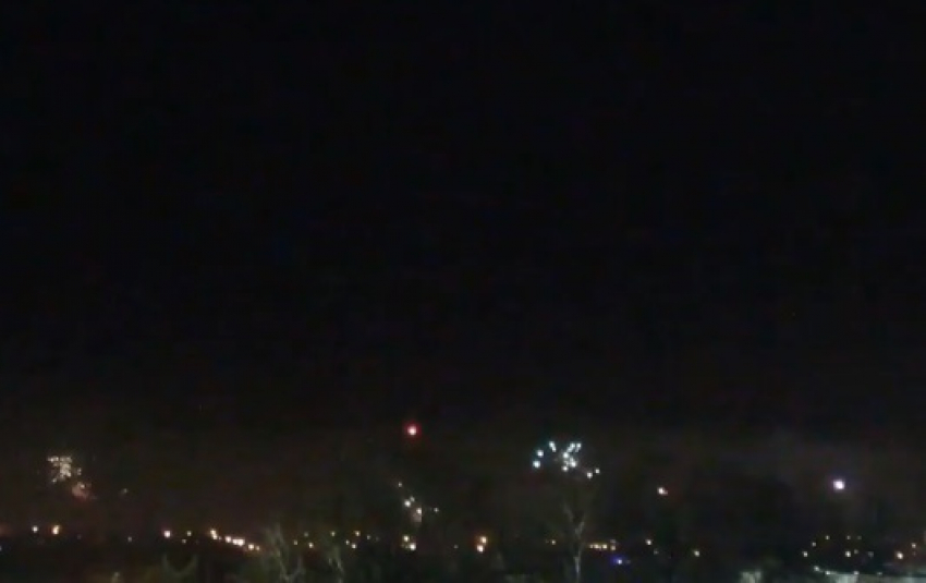 Праздничный салют озарил небо над Волгодонском в новогоднюю ночь 