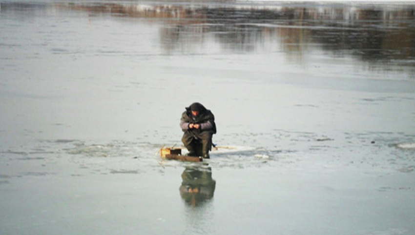 Рыбаки провалились под лед в районе 15-го котлована в Волгодонске