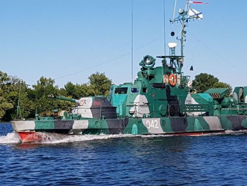 В Волгодонском районе были замечены два военных бронекатера АК-201 из состава Каспийской флотилии ВМФ России