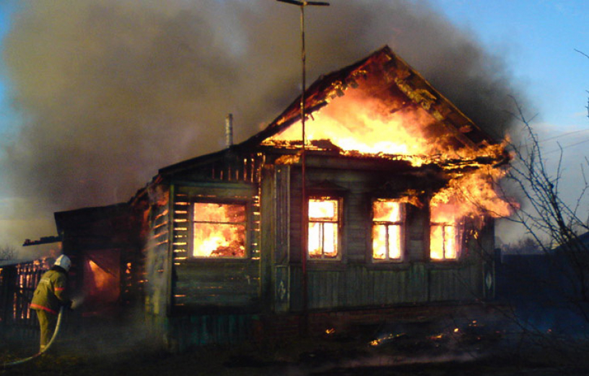В Дубовском районе сгорел частный дом