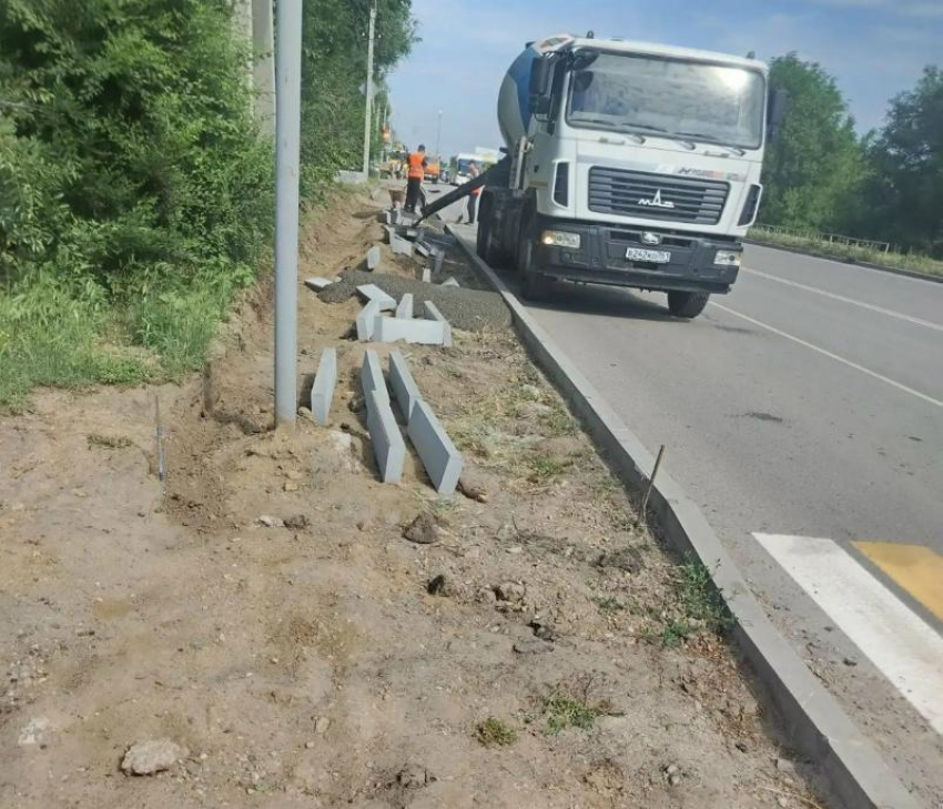 Ремонт разрушенного тротуара вдоль улицы Железнодорожной начался в Красном Яру