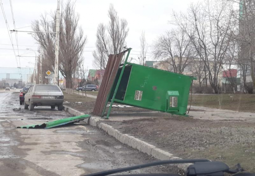 Ураганный ветер вырвал остановку в Волгодонске