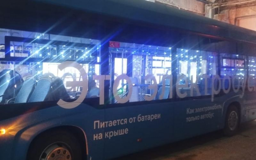 Общественный транспорт Волгодонска начали украшать к Новому году