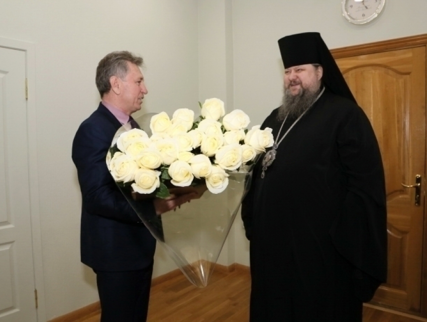 Мельников получил букет белых роз от его Преосвященства Корнилия