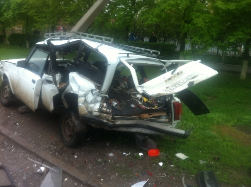 В Волгодонске водитель на «Ларгусе» «уничтожил» ВАЗ-2104, припаркованный рядом с детской поликлиникой
