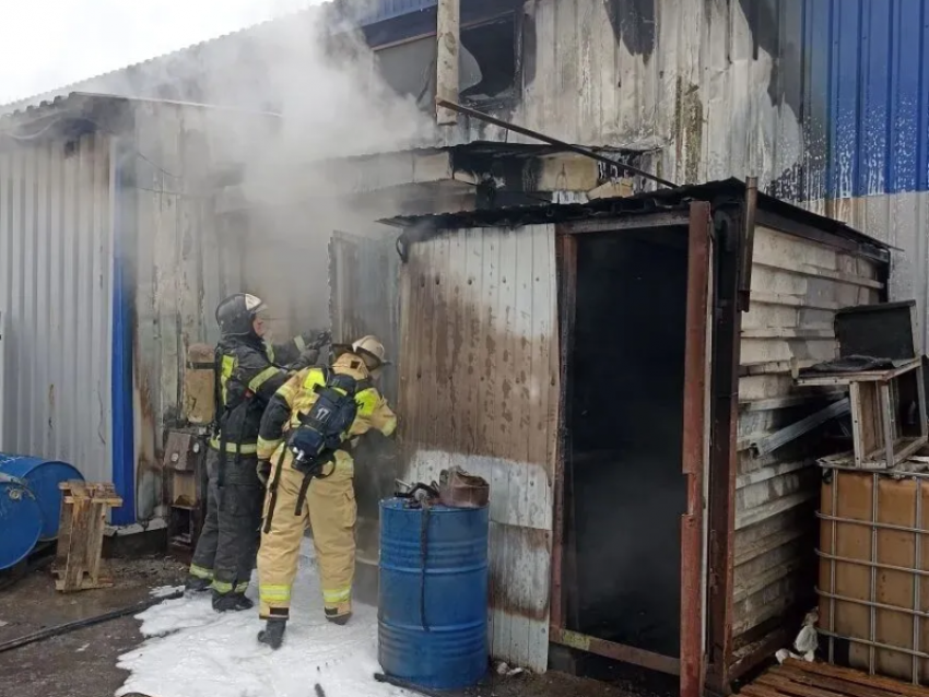 В Волгодонске недалеко от заправки произошел пожар