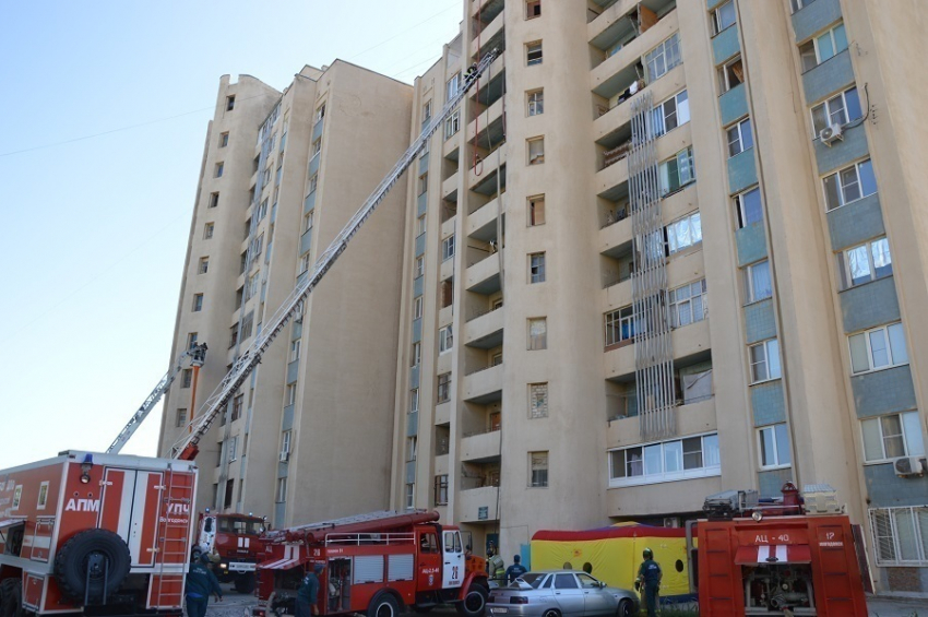 В Волгодонске пожарные и спасатели эвакуировали жильцов 12-этажки на улице Кошевого (ФОТО)