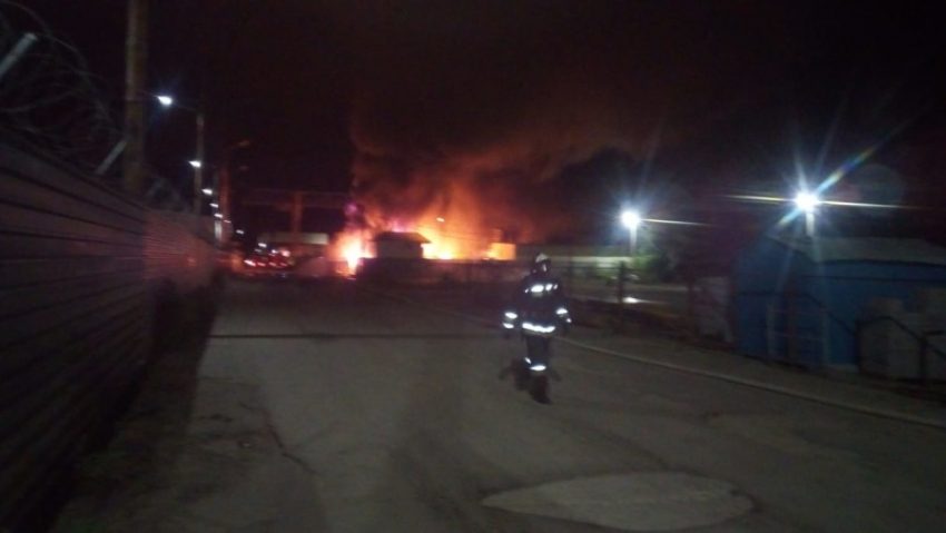 «Дышать нечем»: Крупный пожар случился в цехе по изготовлению моющих средств в Волгодонске