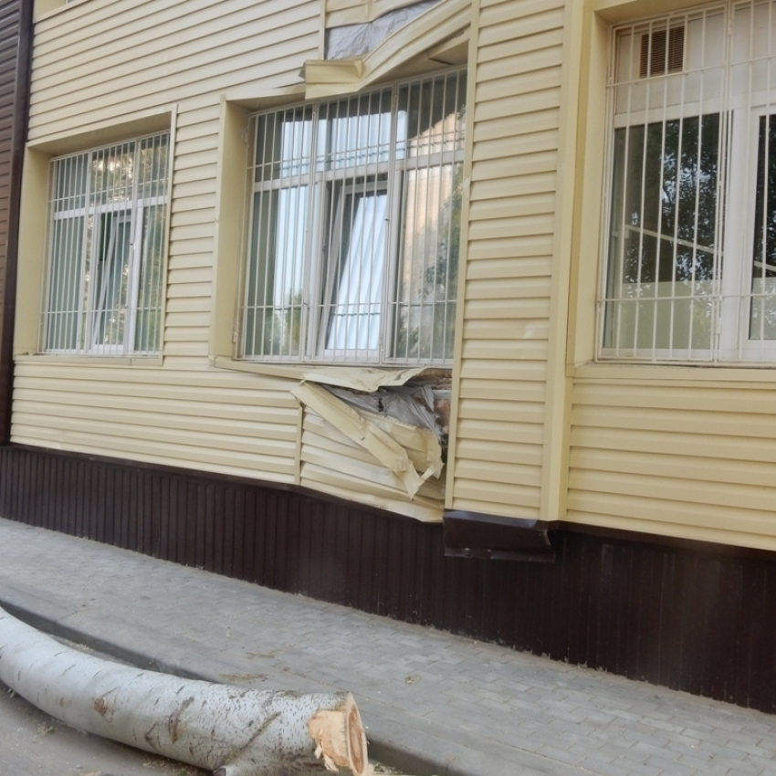 В Волгодонске испорченный фасад здания детской инфекционной больницы обещают восстановить к концу месяца