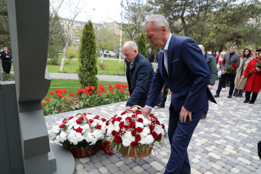 40 лет Чернобылю: волгодонцы склонили головы перед ликвидаторами у памятного знака