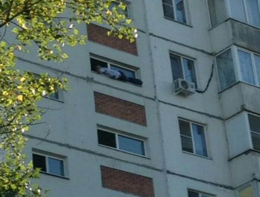 Мужчина оказался на грани жизни и смерти, повиснув на окне подъезда волгодонской многоэтажки    