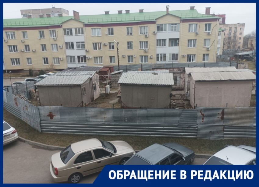 «Семь лет наблюдаем это безобразие»: из окон домов на Гагарина открывается вид на «вечную» стройку