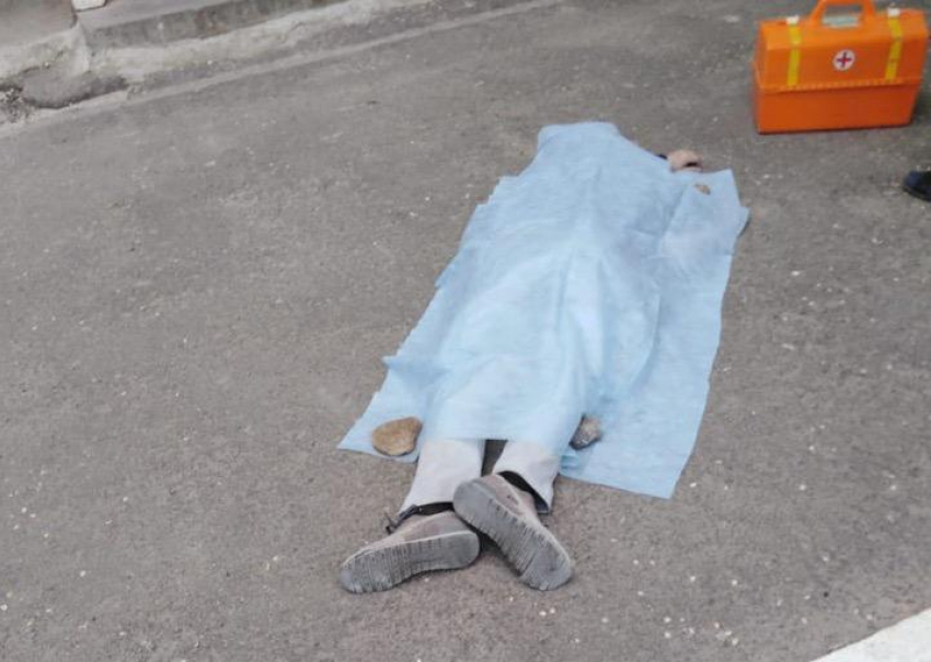 Мужчину нашли мертвым возле дома на Западном в Волгодонске