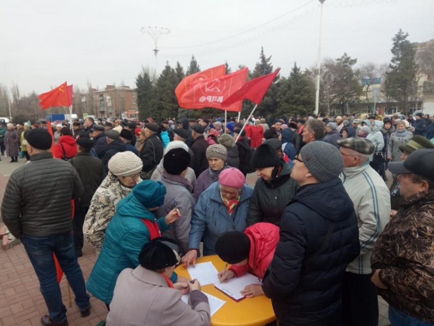 В Волгодонске под красными флагами прошел митинг против мусорной и пенсионной реформ 
