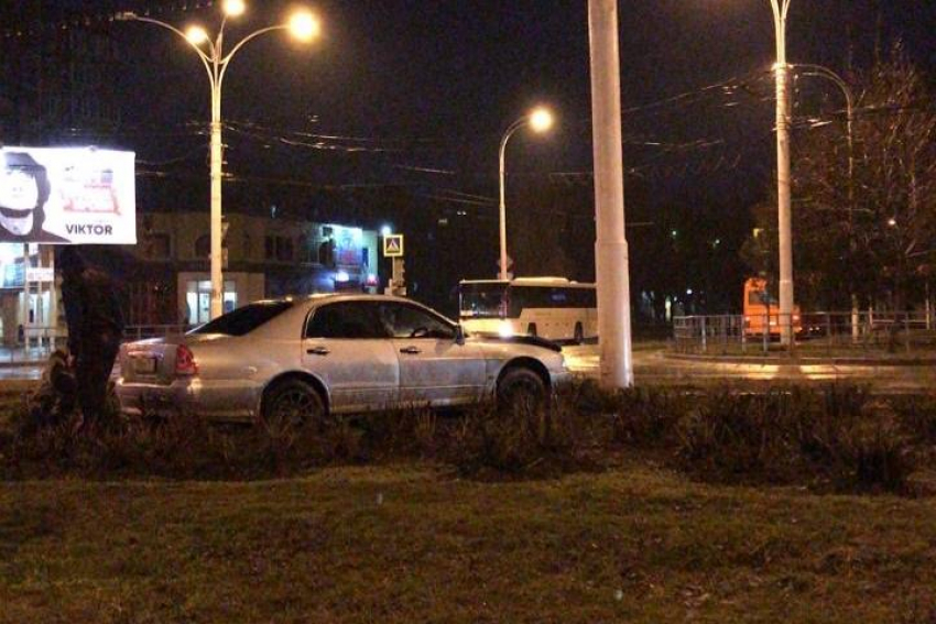 Водитель заехал на газон и врезался в столб возле «Комсомольца» 