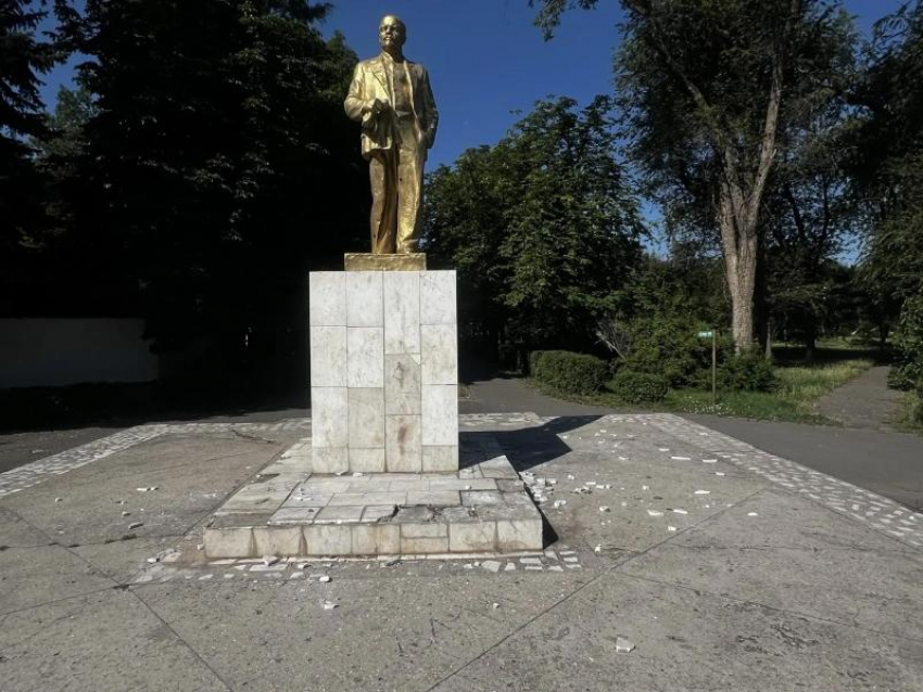 Вандалы повредили памятник Ленину в сквере «Юность»: полиция ищет свидетелей