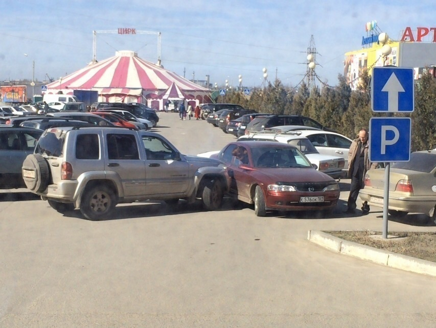 В Волгодонске на парковке у ТРЦ водитель «Опеля» неудачно прокатился по «встречке» 