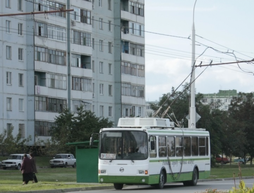 Утренний гололед парализовал жизнь Волгодонска и оставил в депо троллейбусы