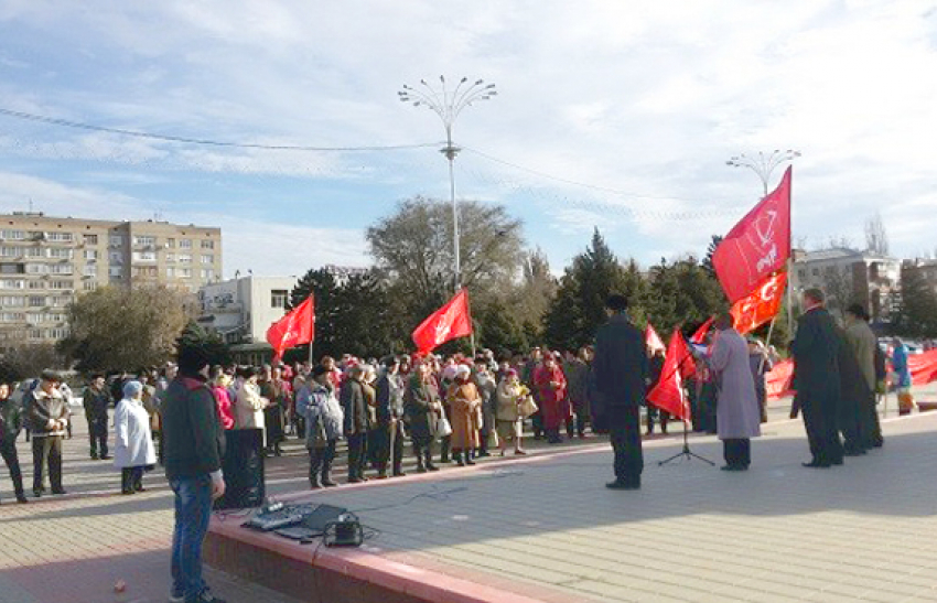 Волгодонские коммунисты вышли на протест против отмененной монетизации льгот