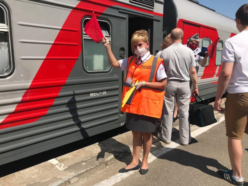 «Волгодонск и Сочи – мы вас любим очень»: волгодонцы торжественно встретили первый за долгие годы пассажирский поезд 