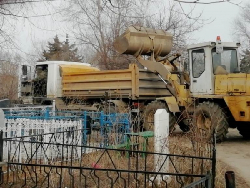 Коммунальщики планируют привести в порядок кладбища до Пасхи