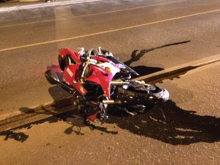 В Волгодонске пьяная молодежь на спортивном мотоцикле разбилась возле школы полиции