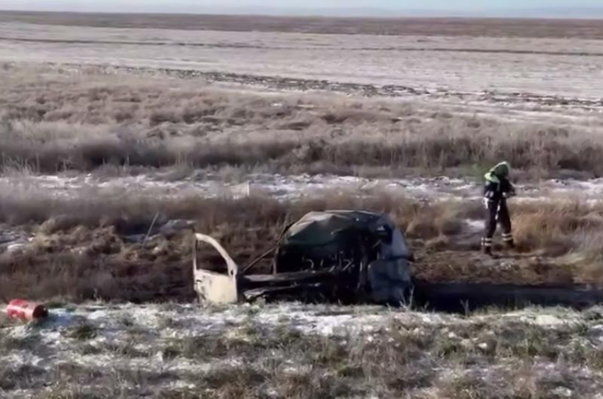 Семья сгорела заживо после столкновения с контейнеровозом на трассе «Элиста – Зимовники» 