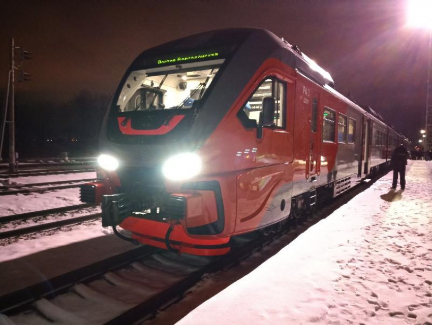 Пригородный поезд из Ростова целую неделю будет приходить в Волгодонск с опозданием